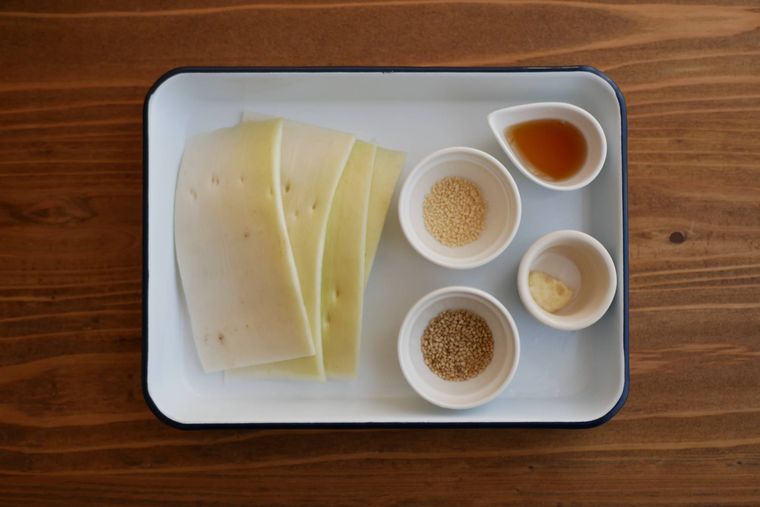 大根の皮のごま炒めの材料が琺瑯バットの上に並んでいる