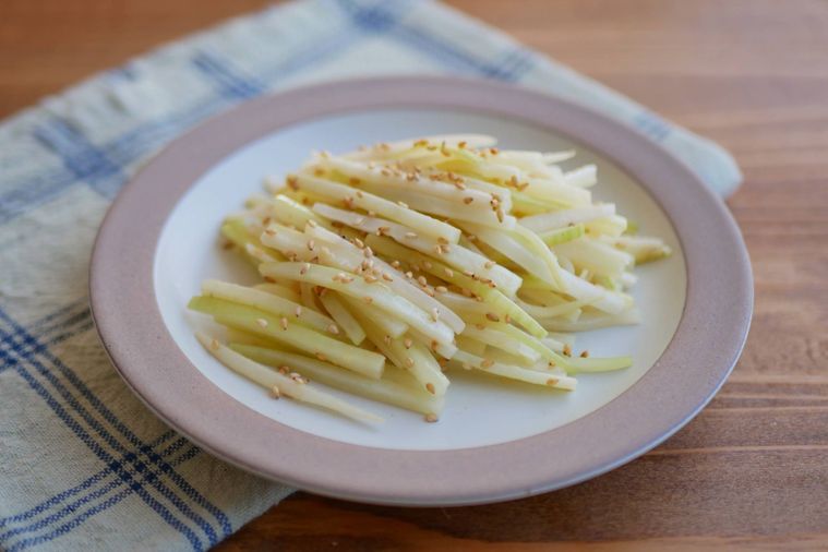 大根の皮のごま炒めが縁の茶色い皿に盛られている