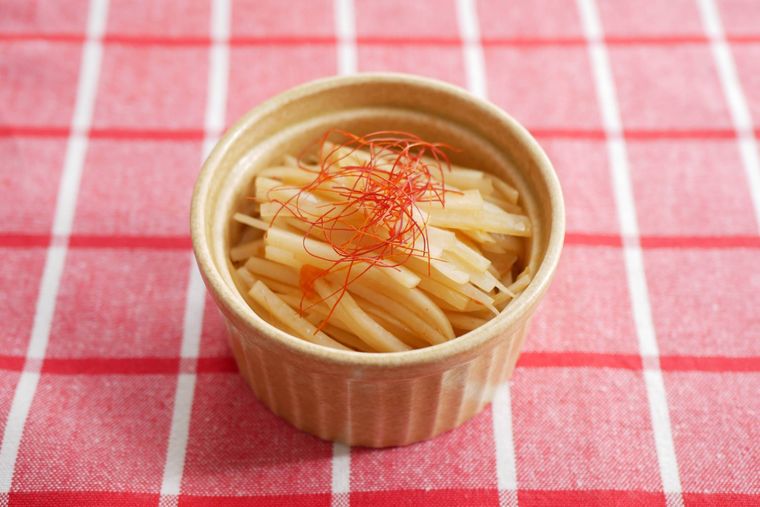 大根の皮のピリ辛ナムルがベージュのココット皿に盛られている