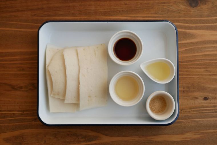 だいこんの皮のきんぴらの材料が琺瑯バットの上に並んでいる