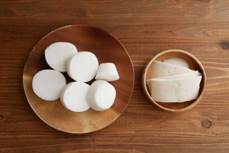 木製の皿に輪切りの大根と大根の皮が盛られている