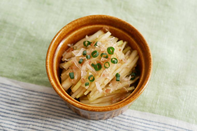 大根の皮のポン酢和えが茶色いココット皿に盛られている