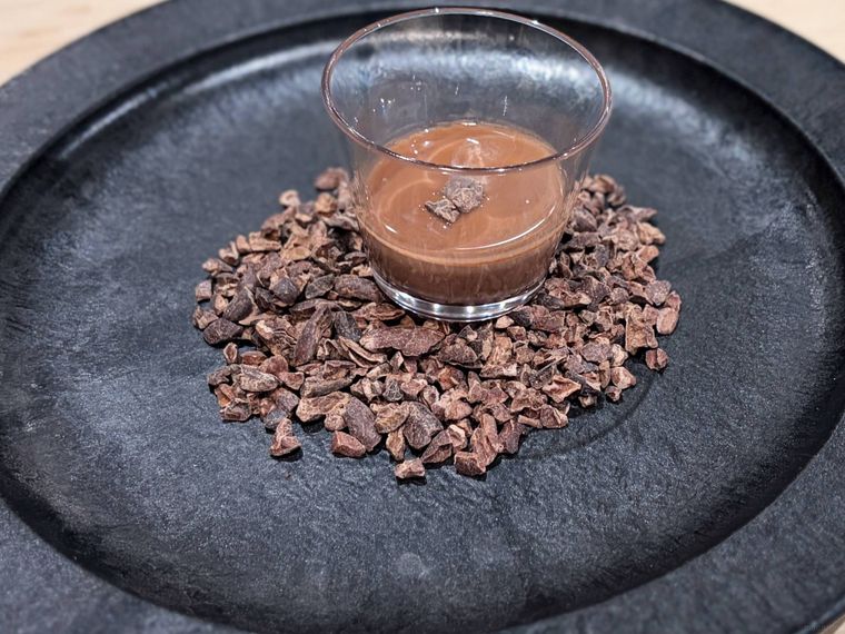 黒い器に置かれた、カカオのデクリネゾンが入った器