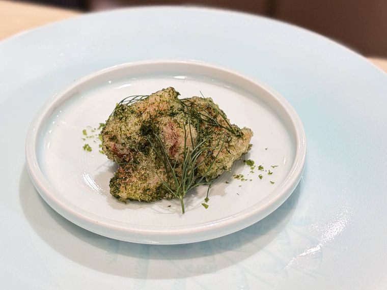 白い器に盛られたチョウザメ料理