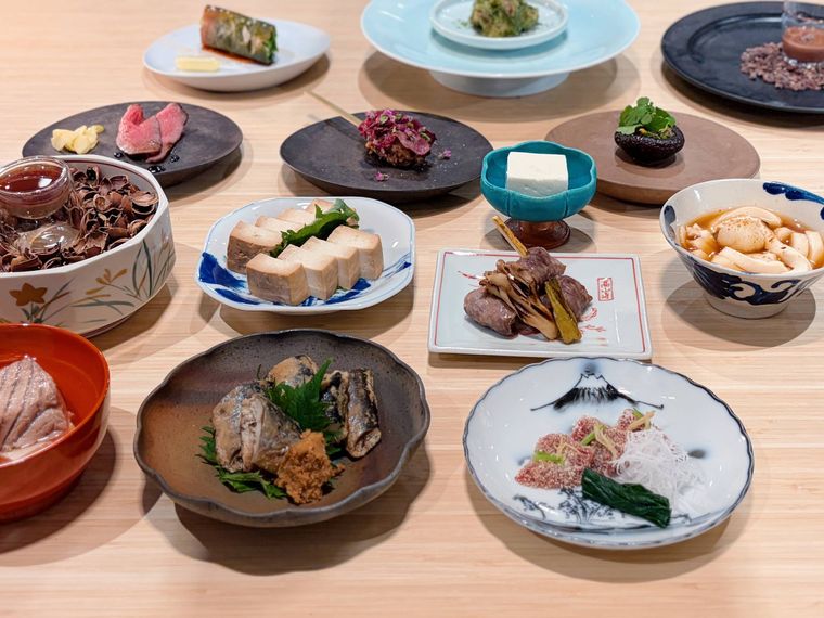 テーブルに並んだ数種類の小皿料理