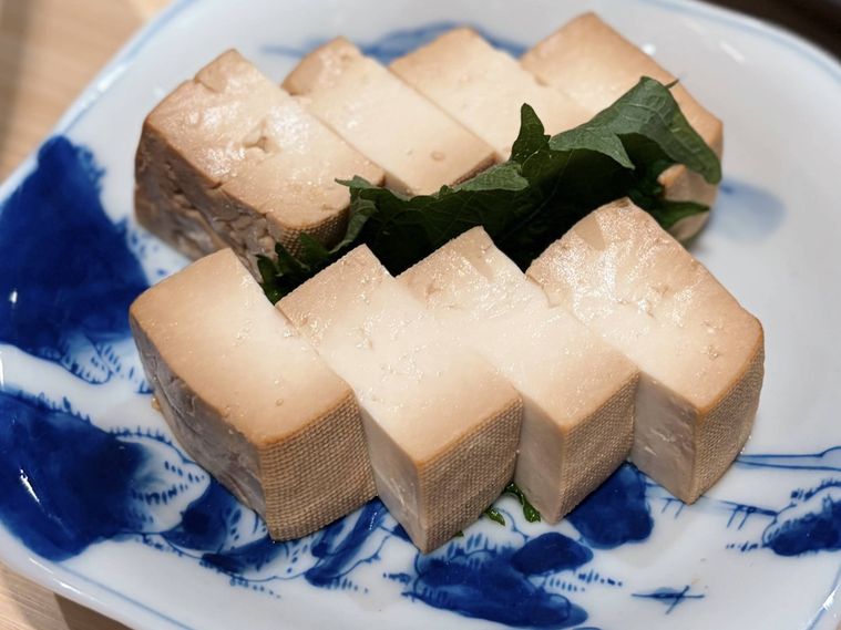 器に盛られた豆腐の味噌漬け