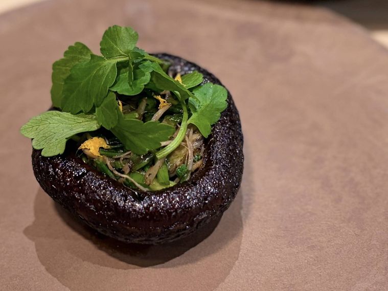 茶色の器にのった椎茸