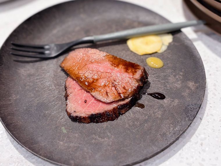 黒い器に盛られた和牛