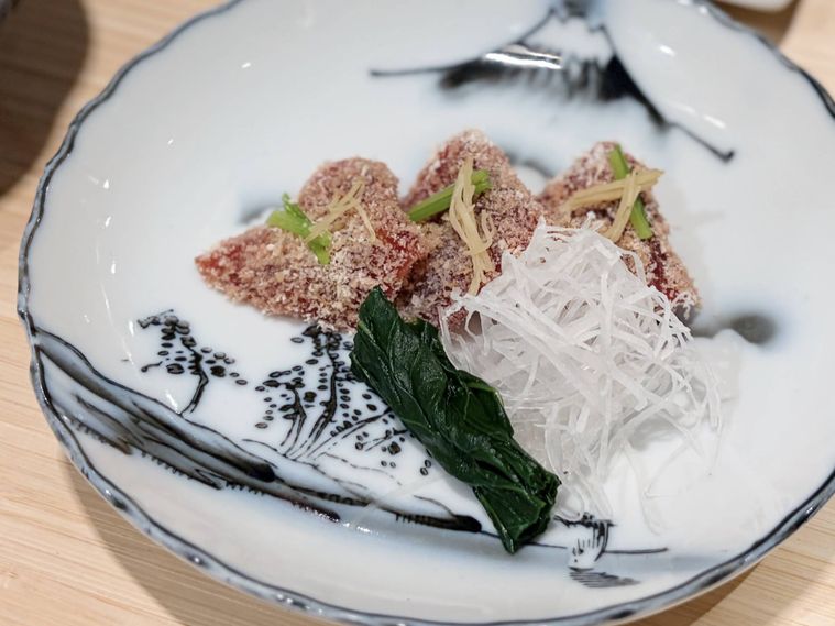 器に盛られた、おかずをまぶしたまぐろ