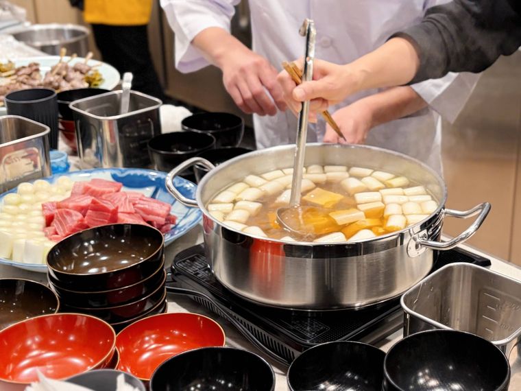 お鍋の中の具材を混ぜる様子