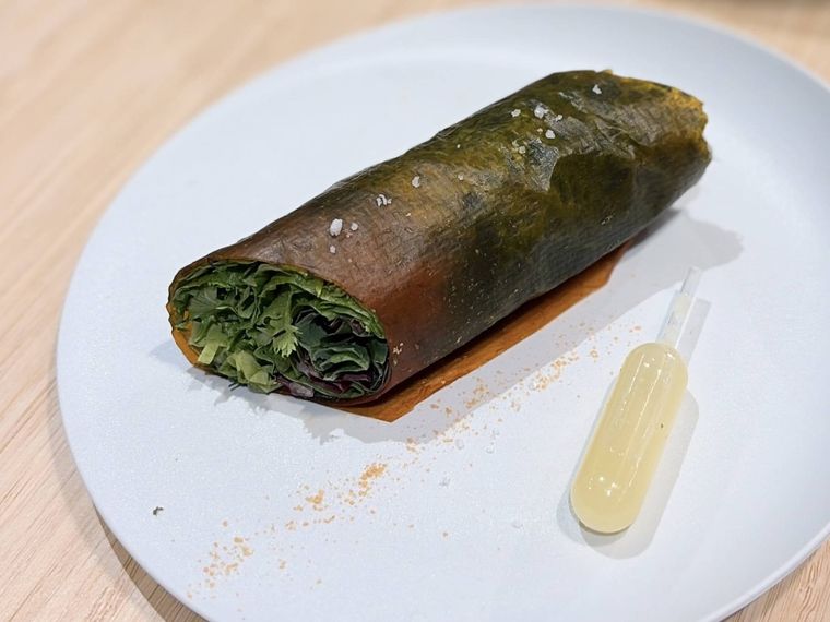 器に盛られた春巻き状のサラダ