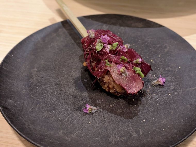 黒い器にのったつくね料理