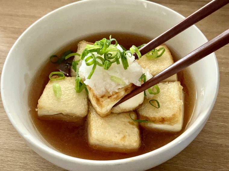 揚げない揚げ出し豆腐を箸で持ち上げたところ