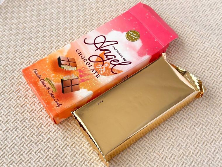 箱から取り出されたエリートのエンジェルヘアー チョコレートが置かれている様子