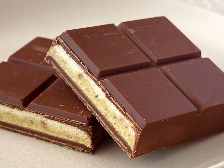 白皿に盛り付けられたエリートのエンジェルヘアー チョコレートの断面の様子