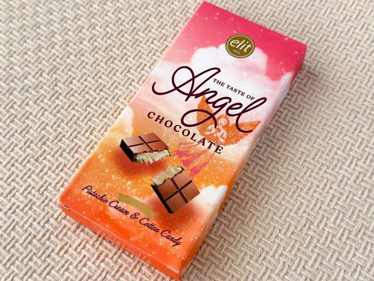 エリートエンジェルヘアー チョコレートのパッケージがテーブルの上に置かれている様子