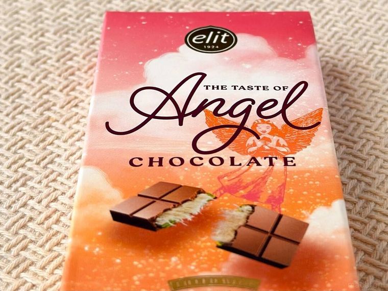 テーブルの上に置かれたエリートエンジェルヘアー チョコレートのパッケージ