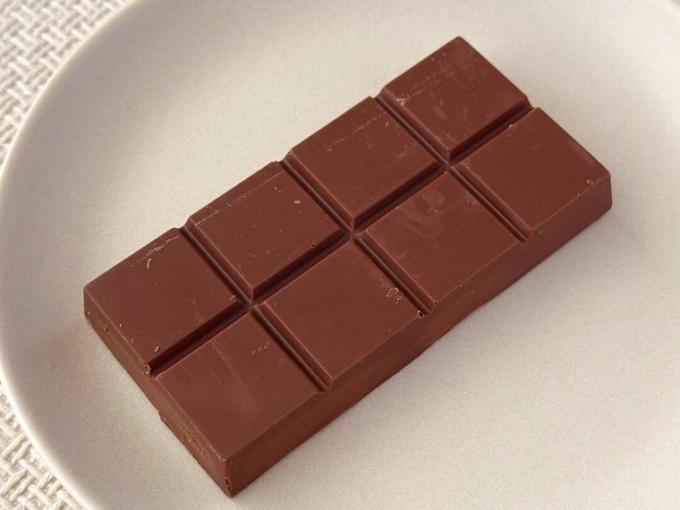 白皿に盛り付けられたエリートのエンジェルヘアー チョコレート