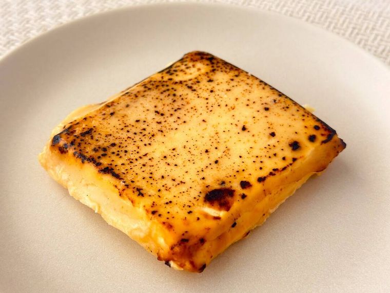 パッケージから取り出された成城石井クリームチーズ炙り西京味噌漬け