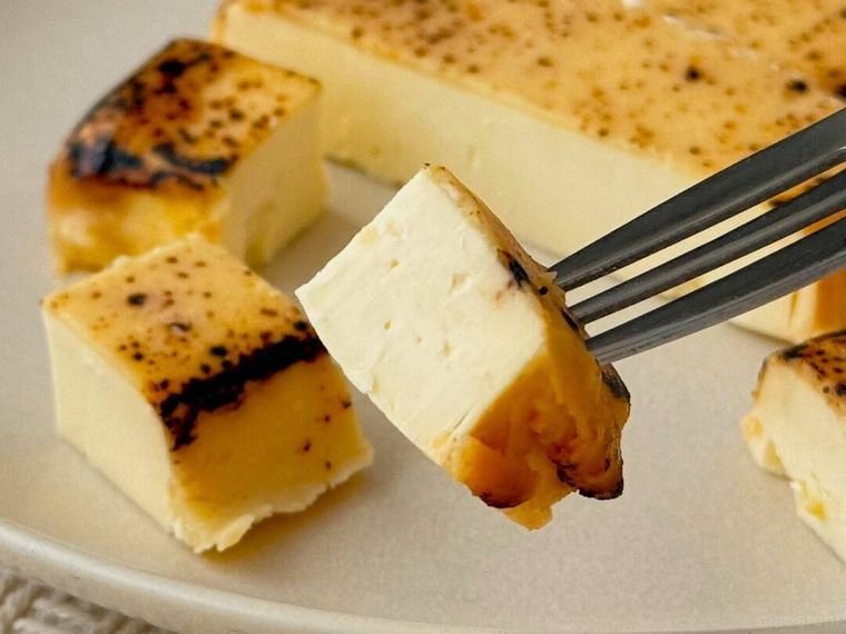 成城石井クリームチーズ炙り西京味噌漬けをフォークで持っている様子