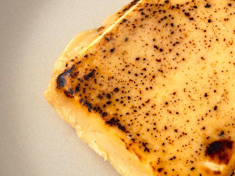 白皿に盛り付けられた成城石井クリームチーズ炙り西京味噌漬け