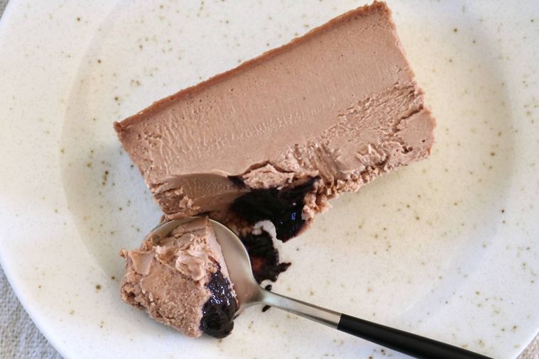 Mr. CHEESECAKE Cafe Mochaをスプーンですくっている