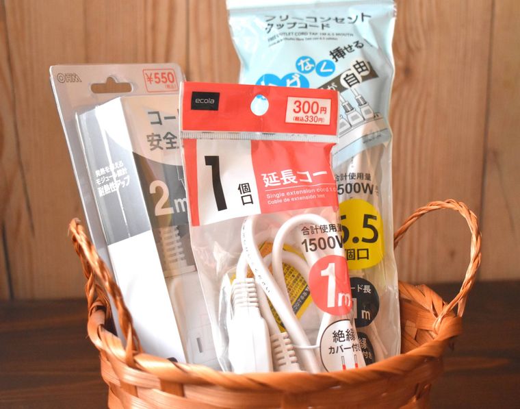 竹製のカゴにキャンドゥの延長コード商品3種が立てかけられている