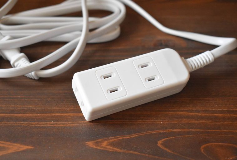 コード付 安全タップ 3個口 2M本体をテーブルに置いたところ