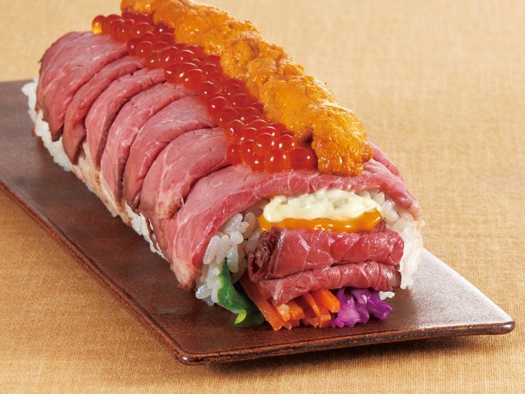4. うにやいくらと楽しむ炭火焼ローストビーフ巻