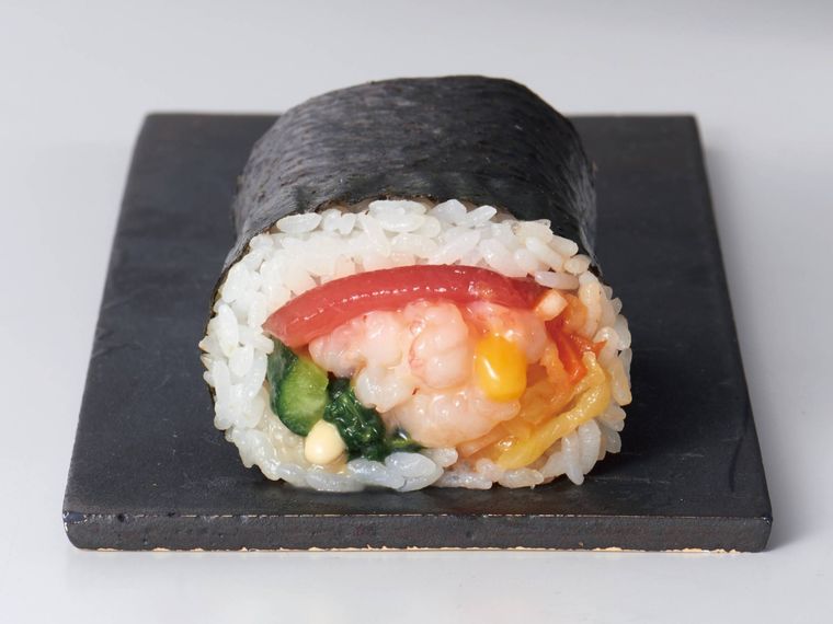 16. まぐろや海老が入った海鮮ユッケ風太巻