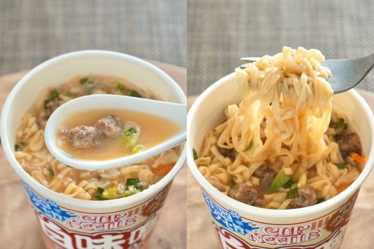 味噌カップヌードルを白いれんげと銀色のフォークで食べる様子