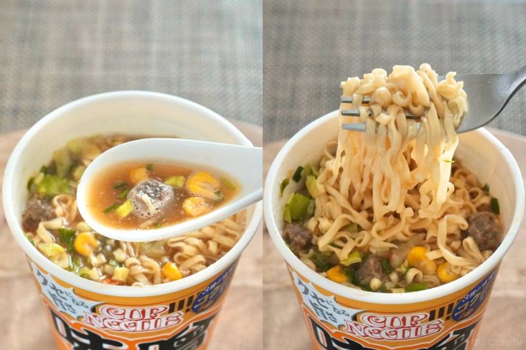 味噌カップヌードルを白いれんげと銀色のフォークで食べる様子