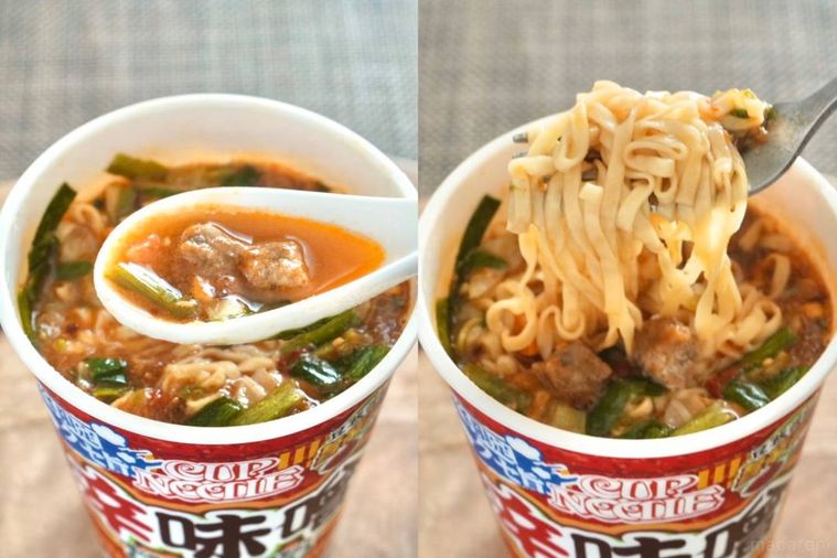 味噌カップヌードルを白いれんげと銀色のフォークで食べる様子