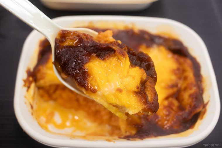 濃厚デミソースとふわっとたまごのとろとろオムライスを箸上げしている様子