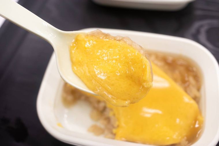 ファミリーマート大阪王将監修 ふわっとたまごの天津炒飯を箸上げしている様子