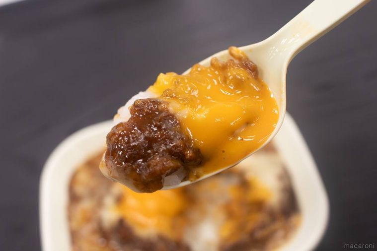 モクバザ監修 とろっと卵黄ソースとチーズソースのキーマカレーを箸上げしている様子