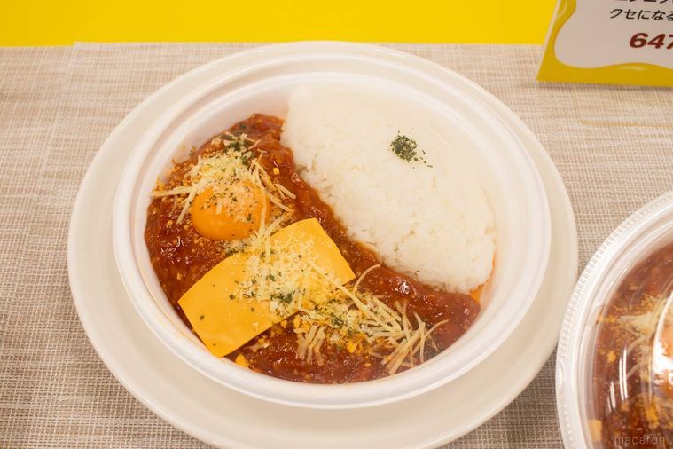 ファミリーマートとろりチーズと卵黄ソースのトマトバーグ弁当