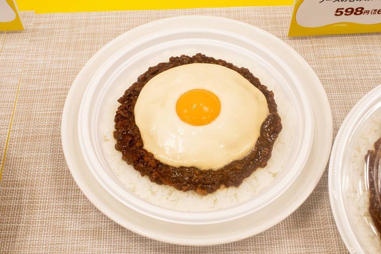 モクバザ監修 とろっと卵黄ソースとチーズソースのキーマカレー