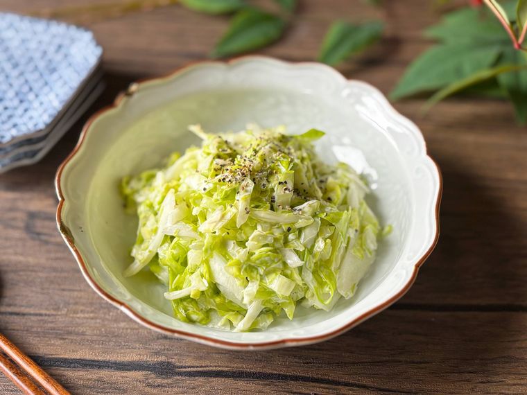 白色の和皿に盛られたキャベツのコールスロー