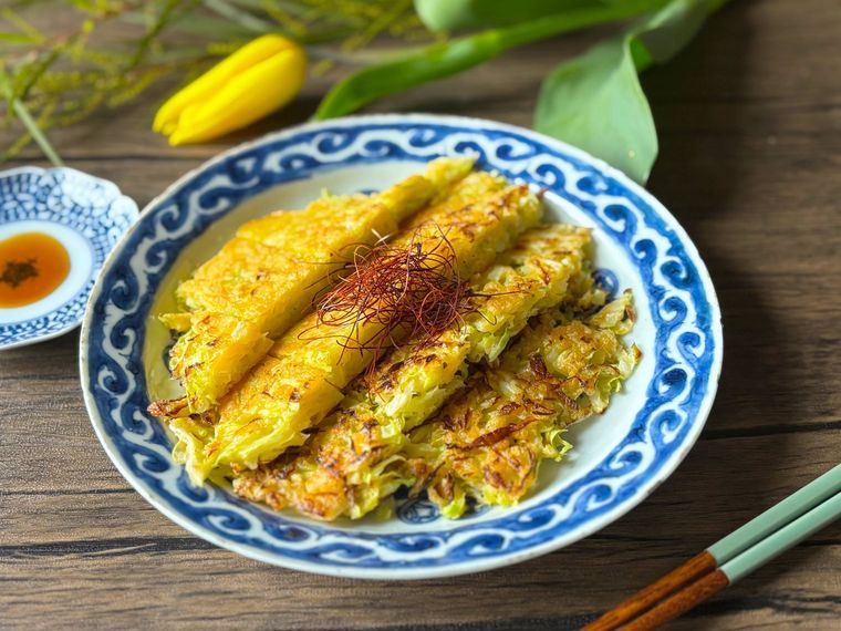 和皿に盛られたキャベツのチヂミ