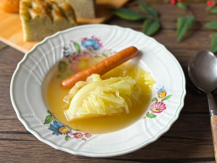 洋皿のスープ皿に盛られたキャベツのポトフ