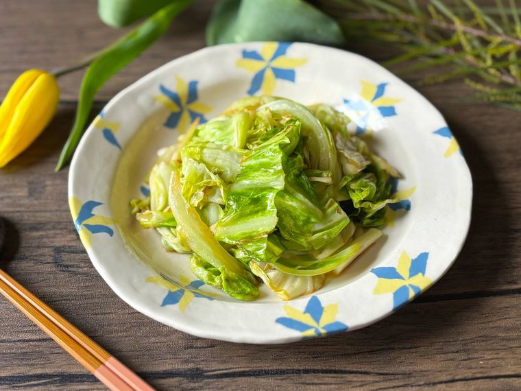 模様が入った白色の器に入ったキャベツの蒸し焼き
