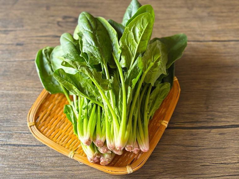 ザルにおかれたほうれん草