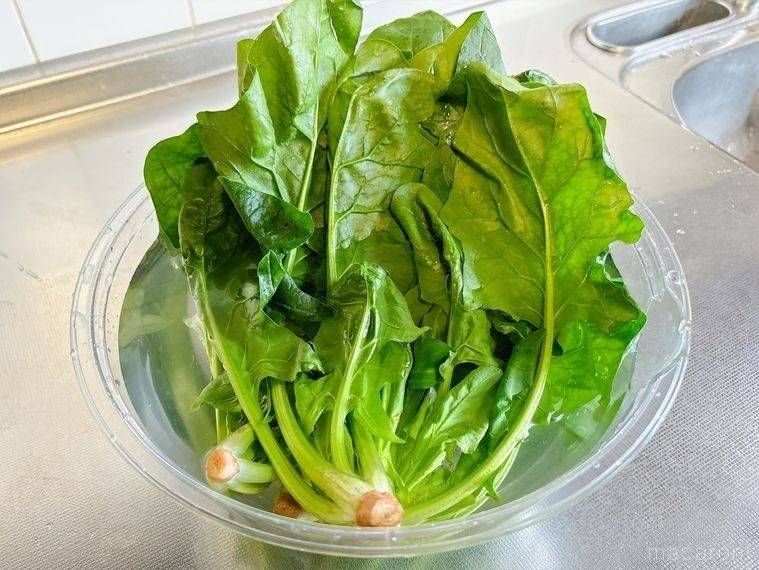 水をはったボウルにほうれん草をつけた様子