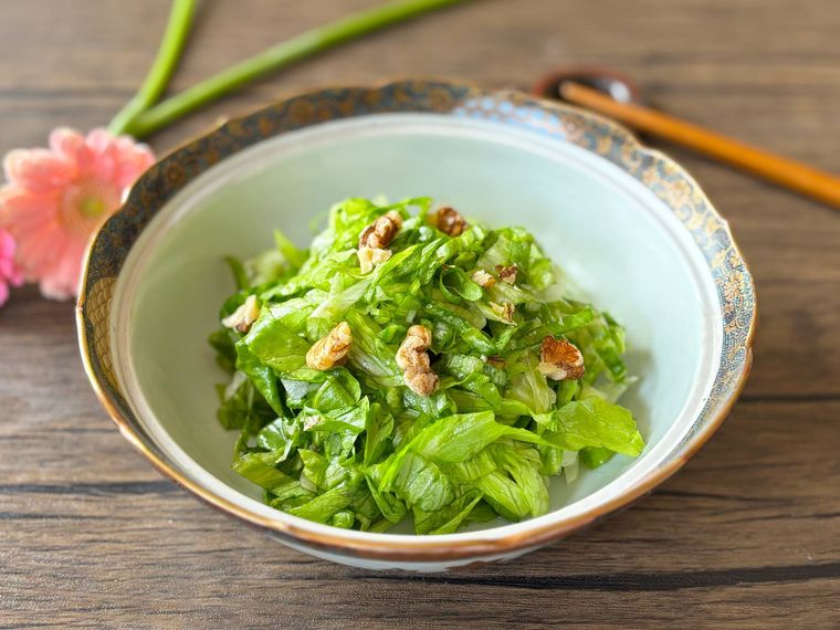 器に盛られたレタス外葉の細切りサラダ