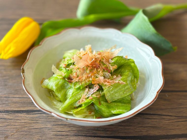 白色の和皿に盛られたレタス外葉のレンジ蒸しおひたし