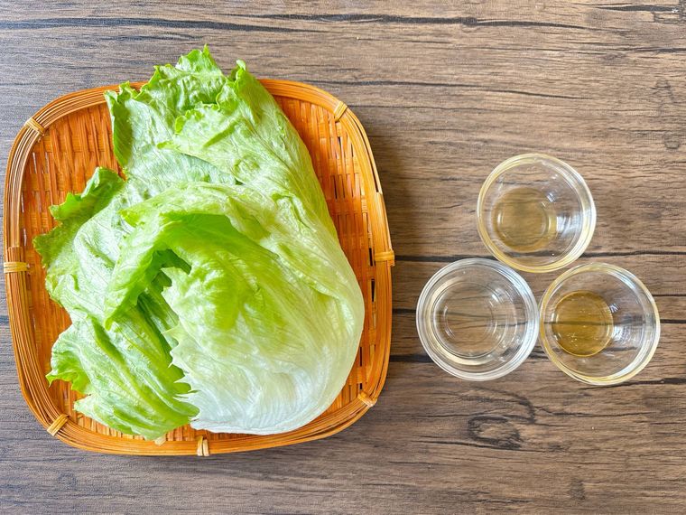 レタス外葉の細切りサラダの材料