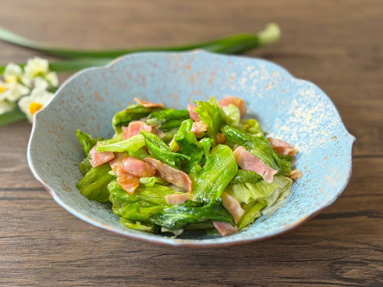 水色の皿に盛られたレタスの外葉炒め