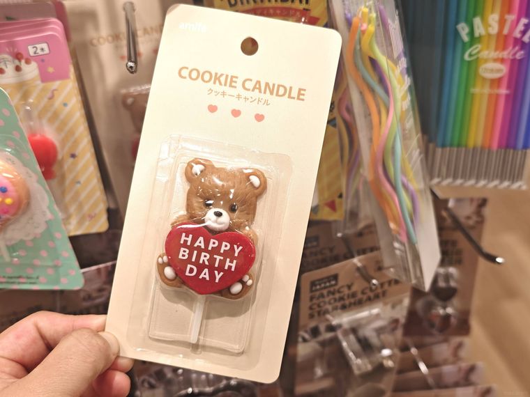 クッキーキャンドルを持っている様子