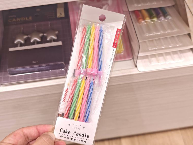 ケーキキャンドルを持っている様子